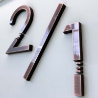 切文字階数表示。 階段の踊場の壁に設置しているもので、ブロンズ色のゴシック体で「2/1」と書かれている。 また、数字の中央あたりが、ピアノの白鍵部分を模した形でくり抜かれている。