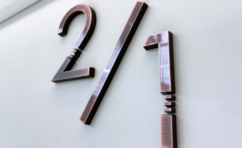 切文字階数表示。 階段の踊場の壁に設置しているもので、ブロンズ色のゴシック体で「2/1」と書かれている。 また、数字の中央あたりが、ピアノの白鍵部分を模した形でくり抜かれている。