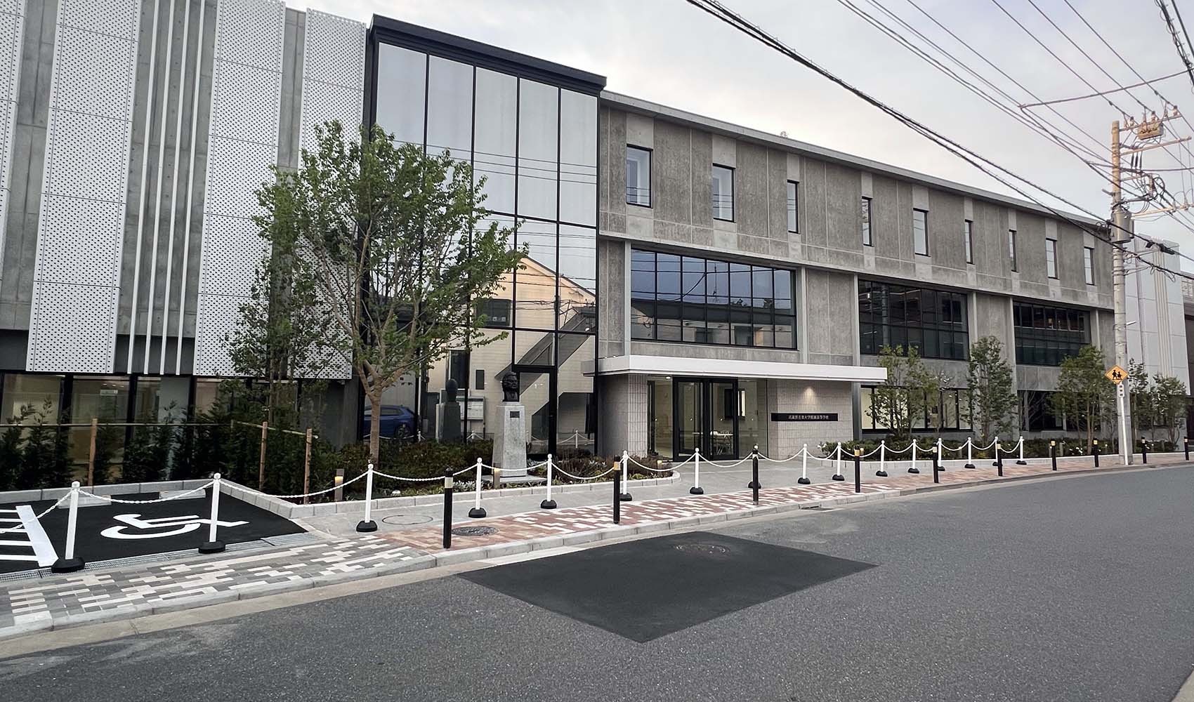 館銘板がついている、建物のエントランス口写真。